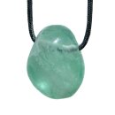 Fluorit grün Anhänger flacher Trommmelstein ca. 30 x 20 mm in Tropfen Form mit Bohrung ca. 2,5 mm