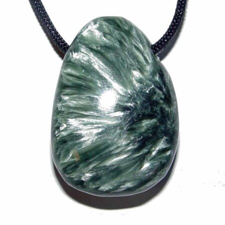 Serafinit Klinochlor Trommelstein Tropfen gebohrt (2,5 mm) ca. 30 x 20 mm Anhänger Edelstein