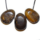 Holz versteinert als Anhänger flacher Trommelstein ca. 30 x 20 mm in Tropfen Form mit Bohrung: ca. 2,5 mm