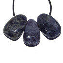 Iolith ugs. Wassersaphir Anhänger flacher Trommelstein ca. 30 x 20 mm in Trofen Form mit Bohrung ca. 2,5 mm