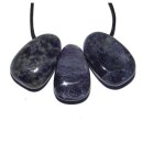 Iolith ugs. Wassersaphir Trommelstein Tropfen gebohrt (2,5 mm) ca. 30 x 20 mm Anhänger Edelstein