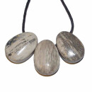 Holz versteinert als Anhänger Hell flacher Trommelsteine ca. 25 x 15 mm in Tropfen Form mit Bohrung ca. 2,5 mm