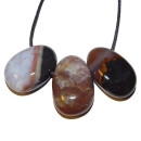 Sardonyx Anhänger flacher Trommelstein ca. 30 x 20 in Tropfen Form mit Bohrung ca. 2,5 mm