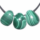 Malachit Anhänger flacher Trommelstein ca. 30 x 25 mm mit Bohrung 2,5 mm
