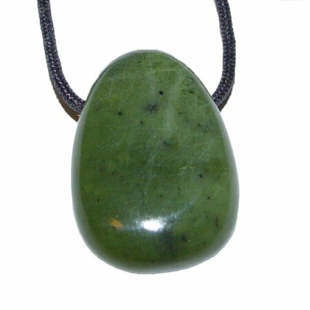 Nephrit / Jade Anhänger flacher Trommelstein ca. 30 x 20 mm in Tropfen Form mit Bohrung: ca. 2,5 mm