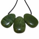 Nephrit / Jade Anhänger flacher Trommelstein ca. 30 x 20 mm in Tropfen Form mit Bohrung: ca. 2,5 mm
