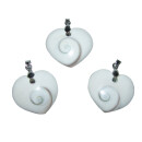 Operculum (Shiva - Auge) Herz gebohrt als Anhänger mit silberfarbenen Clip ca. 30 mm