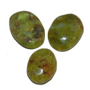 Opal grün flacher Trommelstein Handschmeichler ca. 30 mm aus Madagaskar