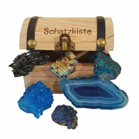 Schatzkiste gefüllt mit blau und bunt schillernden Kristallen Mineralien  Piratenkiste für kleine Forscher