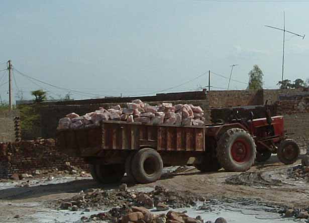 Transport und Beladung der LKW's aus der Mine